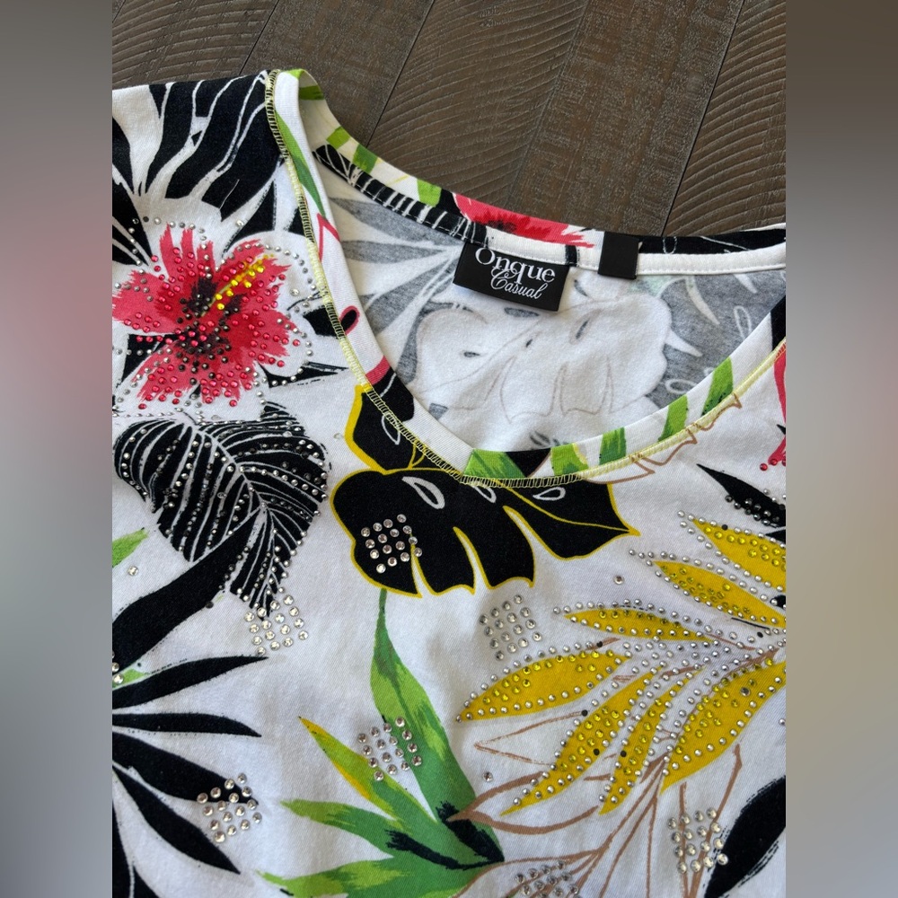 Onque Woman's Top - Picture 2 of 3